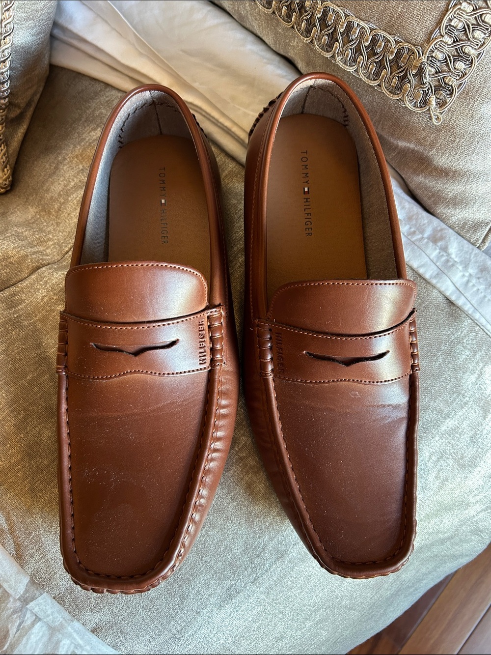 Tommy Hilfiger Men’s Chestnut Brown Leather Slip-On Loafers-never been worn